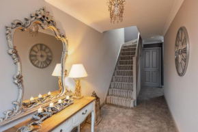 Sugar Reef - A Fantastic Modern House with Garden, Free Parking for 2 cars, Free use of Electric Vehicle Point, Whitby Beach, Shops, Bars and Restaurants just a 10 minute walk away!